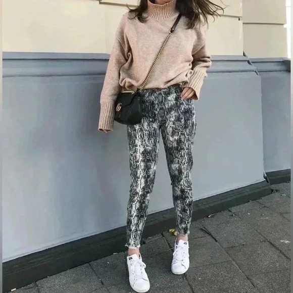 Zara Snakeskin Print Jeans High Waisted Ankle Cropped Raw Hem Grey  Cream Size 2 - Picture 16 of 16